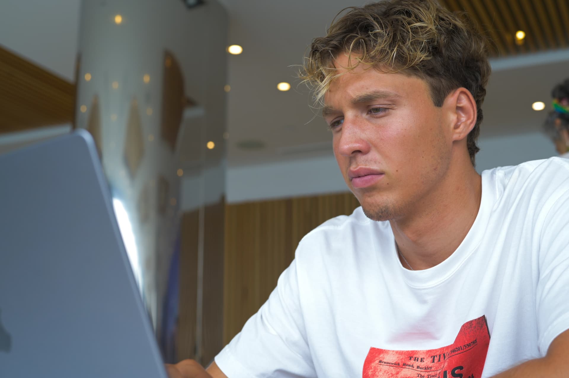 Saúl Gómez trabajando